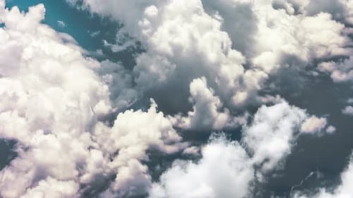 bewegte Wolken an einem strahlend blauen Himmel, Aussichtspunkt