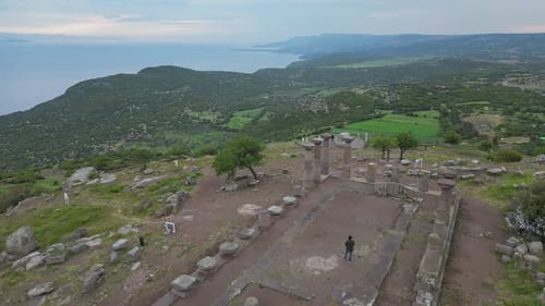 Survol des ruines du temple d'Athéna à Assos avec fond de mer