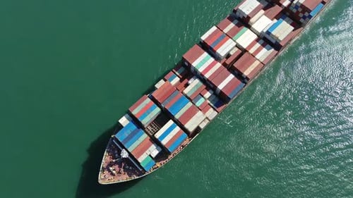 Mit Containern gefülltes Frachtschiff im Hafengebiet