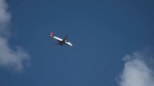 Nahaufnahme eines Verkehrsflugzeugs, das über uns fliegt