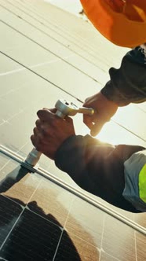 Les mains, l'homme et la maintenance avec des panneaux solaires sur le terrain pour les énergies renouvelables