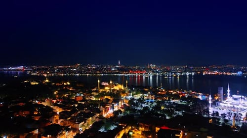 Das
Licht der Nachtstadt spiegelt sich in der dunklen Wasserlandschaft wider. Luftaufnahme von Istanbul, Türkei.