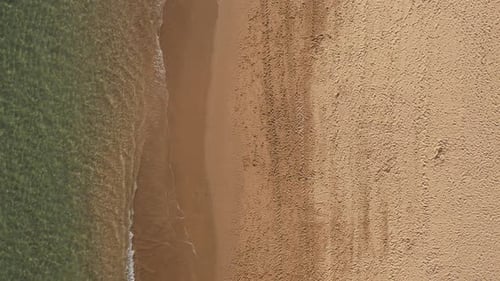 Blick von oben auf den schönen Sandstrand