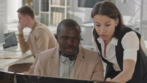 Multiethnisches Paar von Dateningenieuren, die in der Sicherheitsbehörde arbeiten