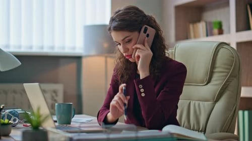 Successful Businesswoman Negotiating Smartphone at Office Buro Pensive Manager