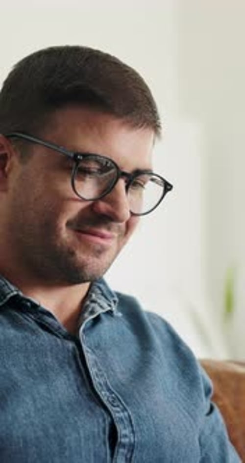 Trabajo remoto, revisión o trabajo en casa con gafas, borrador, edición o fuente de comentarios para el artículo