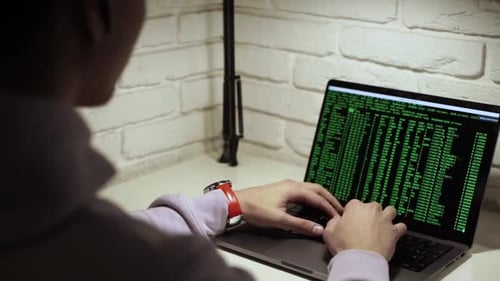 Mann, der auf dem Laptop programmiert. Nahaufnahme des Entwicklers, Programmierers, Softwareingenieurs, IT-Supports Vlad