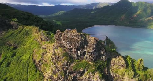 Impresionante vista de exuberantes montañas tropicales que se encuentran con una bahía azul cristalina