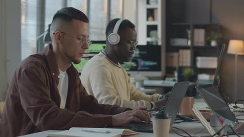 Ingénieurs logiciels travaillant au bureau