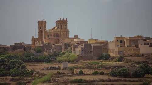 Vista de lapso de tiempo de la Bażilika Tal-Madonna en la isla de Gozo.