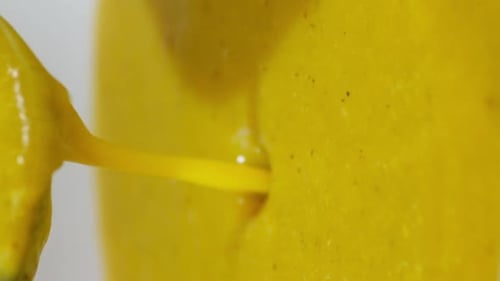Vertikales Video: Suppe aus nächster Nähe einschenken, heiße Flüssigkeit gibt Dampf ab