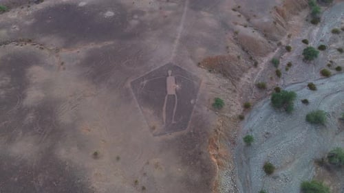 Drone recule au-dessus de Blythe Intaglios dans le désert de Sonora, en Arizona