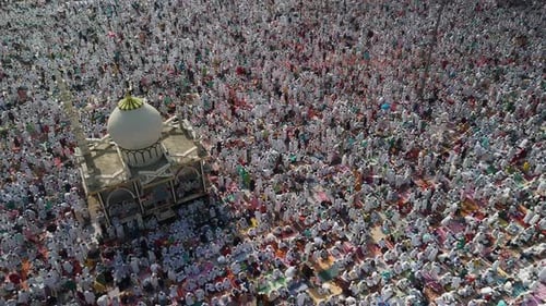 Vista aérea de personas cerca de una mezquita, India.