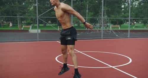 Motivation musculaire, jeune sportif, faisant de l'exercice Burpee