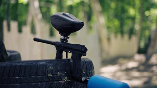 in der Wildnis auf einem Flipperfeld auf einem Rad aus einem Auto eine installierte professionelle pneumatische Flipperpistole