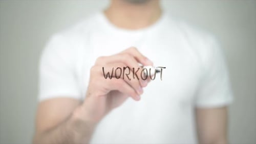 Workout, Mann schreibt auf transparentem Bildschirm
