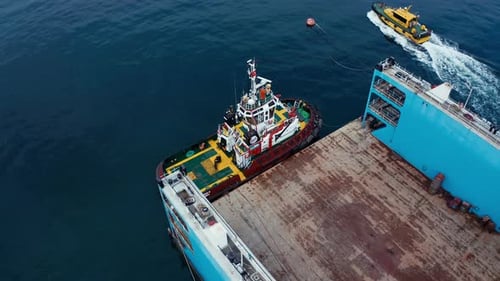 Luftbild der Schiffbau- und Schiffsreparaturanlage. Schwimmende Trockendockwerft in der Werft. 4K