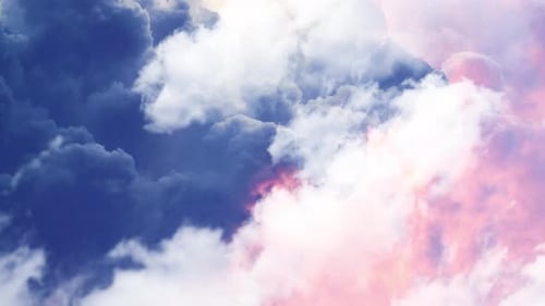 dicke graue und orangefarbene Cumuluswolken am Himmel mit einem Gewitter