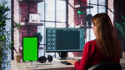 Un adulto maduro utiliza una herramienta de inteligencia artificial digital en la interfaz web junto a la pantalla verde