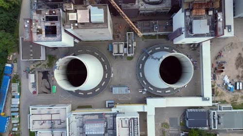 desmantelamiento del proceso de demolición de centrales eléctricas. Zumbido de vuelo con vista aérea fantástico