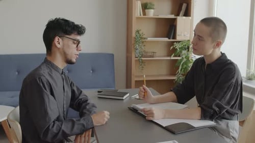 Stellenbewerber, der Fragen beantwortet