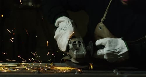 . Schmied oder Schweißer, mit seinem Schleifen glättet er Stahl und Eisen, in extremer Zeitlupe, um die