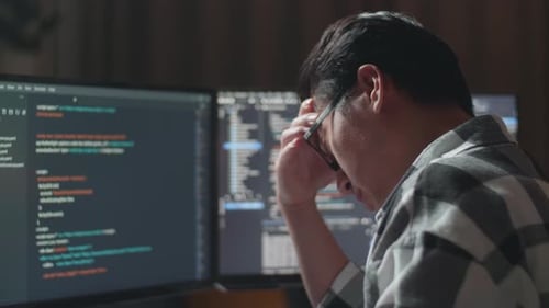 Nahaufnahme eines Programmierers mit Kopfschmerzen beim Erstellen eines Softwareingenieurs, der App und Programm entwickelt