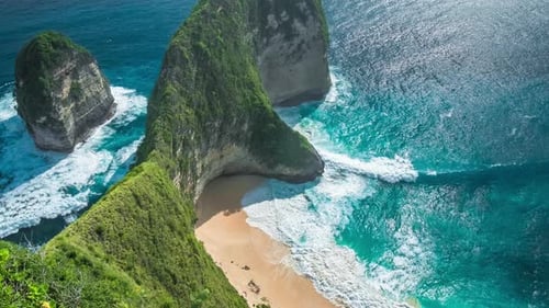 Waves rolling on Manta Bay or Kelingking Beach on Nusa Penida Island, Bali, Indonesia