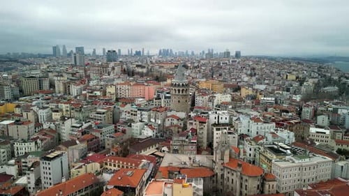 Die Drohne rund um den Galataturm in Istanbul umkreisen, im Hintergrund die Innenstadt