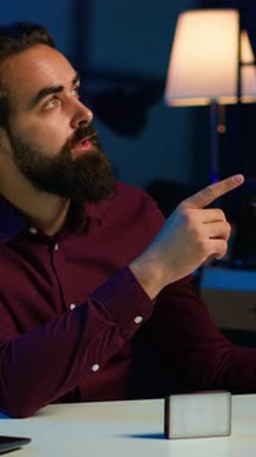 Vídeo vertical para influencers, publicidad, dispositivo de iluminación RGB, filmación de vídeo