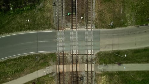 Images aériennes en direct d'une voie ferrée et d'un passage à niveau avec des vues en temps réel des transports
