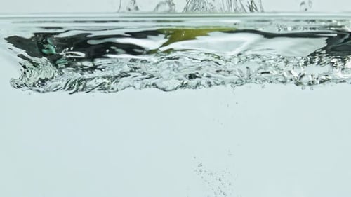 Lime Splash dans de l'eau minérale rafraîchissante