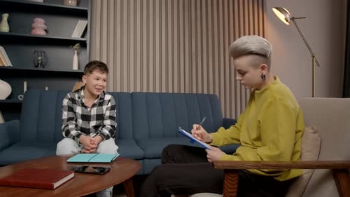 Kinderpsychologin analysiert die psychische Gesundheit eines schwarzen Jungen im schulpflichtigen Alter