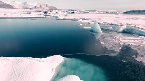 Islands Luftumkreisung großer Gletscher im ozeanblauen Wasser