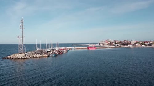 Un port avec des bateaux en mer Noire jouxte la ville de Pomorie en Bulgarie sous un ciel bleu