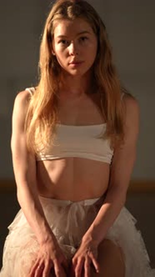 Une ballerine gracieuse posant magnifiquement dans une lumière douce et douce pour créer une atmosphère éthérée