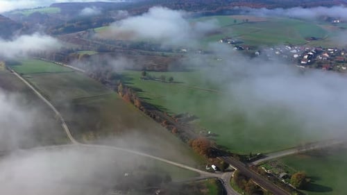 Vista aérea de campos e nuvens, Alemanha.
