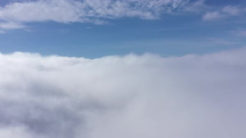 Volando por encima de las nubes en Zumbido