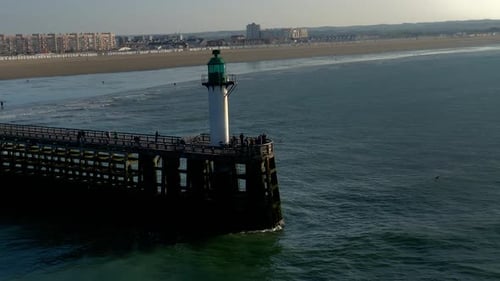 Leuchtturm am Eingang des Hafens von Calais, Frankreich.