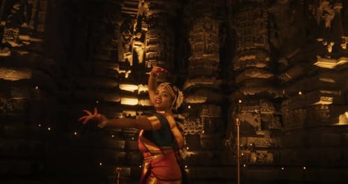 Une jeune Indienne vêtue d'un sari coloré traditionnel interprète gracieusement le Bharatanatyam D