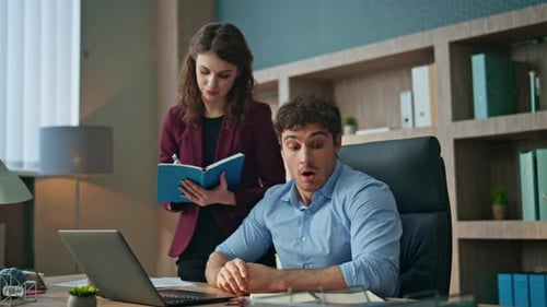 Secrétaire rédigeant les instructions du patron, bureau permanent de l'entreprise, PDG, donnant des tâches