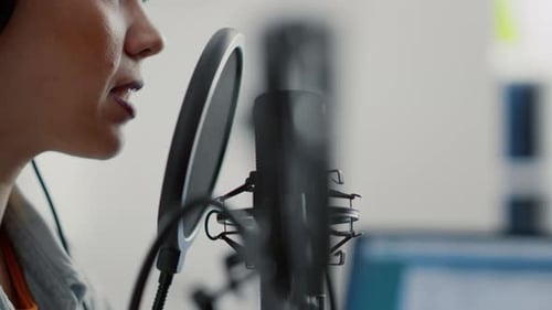 Moderator der Internet-Live-Radio-Talkshow im Gespräch mit dem Publikum am Mikrofon