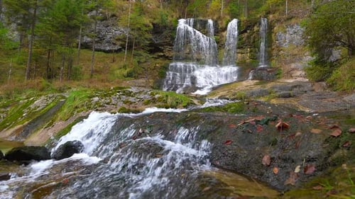 Der Uhd-Wasserfall fließt während der Regenzeit