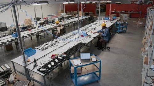 Spécialistes des usines d'éclairage assemblant des lampes industrielles en atelier