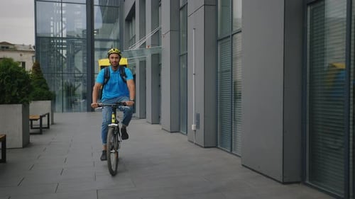 Courrier afro-américain à vélo pour livrer des commandes à des clients et à des clients multiethniques