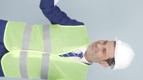 Vertikales Video des tanzenden Ingenieurs.