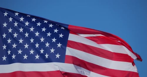 Die Nationalflagge der USA weht im Wind.