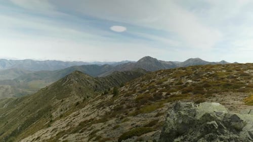 Vue aérienne depuis le sommet majestueux du mont Isobel, offrant une vue panoramique sur une terre à couper le souffle