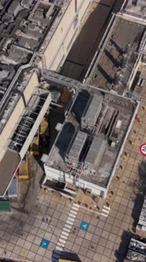 Vista aérea con un dron de una instalación logística de alimentos de cadena de frío en el norte de Italia, cerca de Milán.
Industrial
