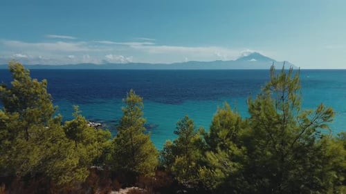 Fliegen Sie entlang der Lagune mit türkisfarbenem Wasser, Sandstrand und Pinien.